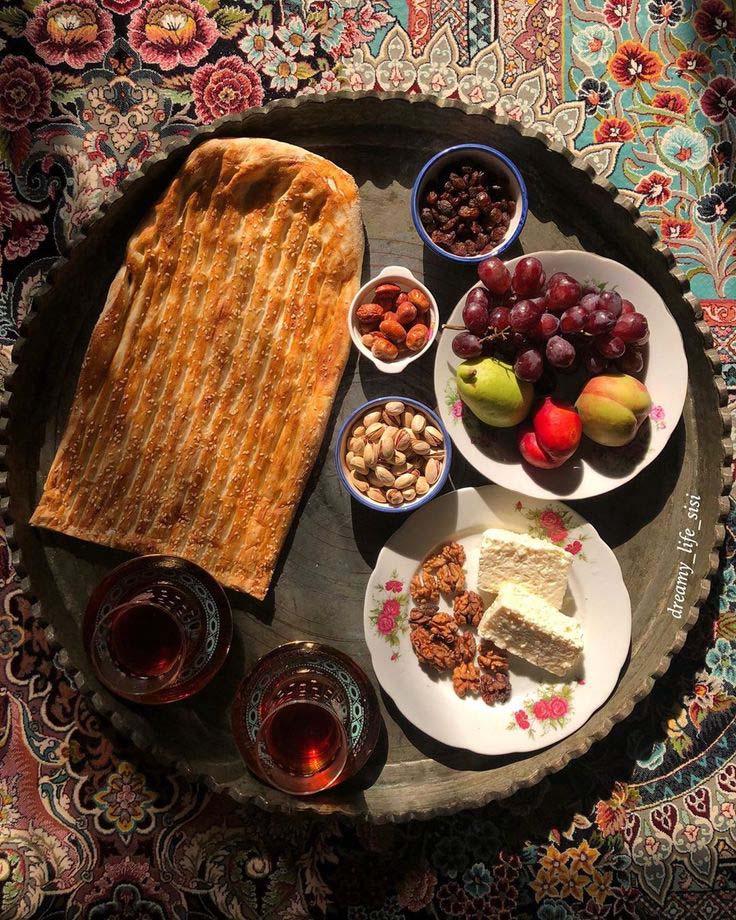 صبحانه ایرانی با نان سنتی